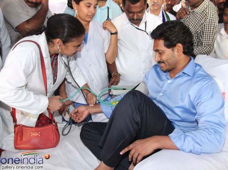 జగన్‌ను చంపేందుకు ప్రభుత్వం కుట్ర: ఎమ్మెల్యే, మంత్రుల దిష్టిబొమ్మలు దగ్ధం