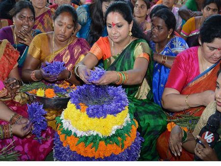 బంగారు తెలంగాణకు టైం పడుతుంది: బతుకమ్మ వేడుకల్లో కవిత