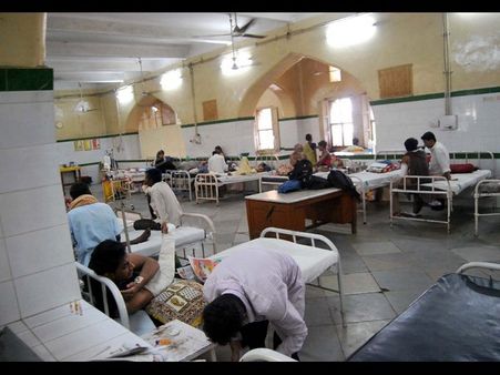 ఉస్మానియా ఆస్పత్రిలో కూలిన పైపెచ్చులు: ఒకరికి గాయాలు (పిక్చర్స్)