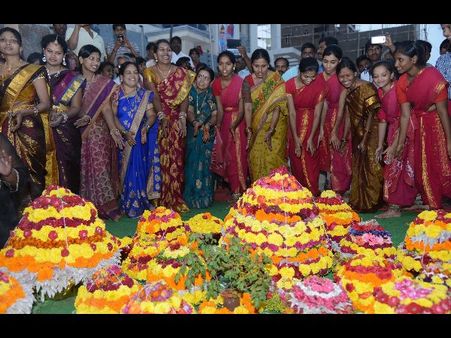 మొదలైన బతుకమ్మ సంబరాలు: ఆడిపాడిన కవిత, పద్మ, విమలక్క(పిక్చర్స్)