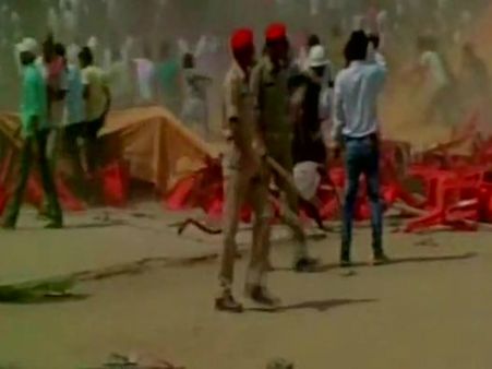 హీరో అజయ్ దేవ్‌గన్ సభలో ఉద్రిక్తత: లాఠీఛార్జి