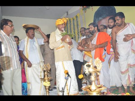 పుట్టమన్నుకు బాబు పూజలు, నిమ్మకూరులో లోకేష్: 'అమరావతి'పై సింగపూర్ ఆరా