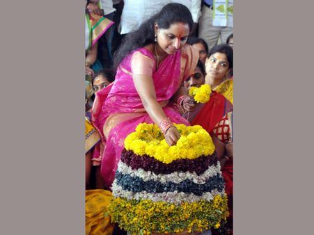 బతుకమ్మ, ఈ 9 రోజులు ఎవరినీ ఏమీ అనను: కల్వకుంట్ల కవిత (ఫోటోలు)