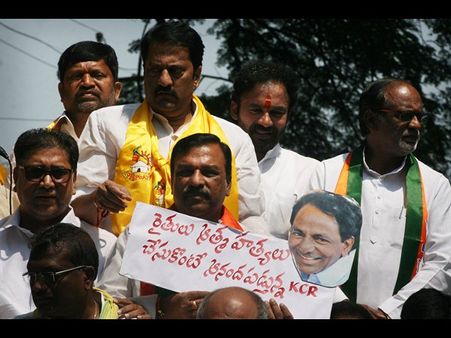 రుణమాఫీ కోసం రోడ్డుపైకి టీడీపీ, బీజేపీ: టీడీపీ ఎమ్మెల్యే అరెస్ట్ (ఫోటోలు)