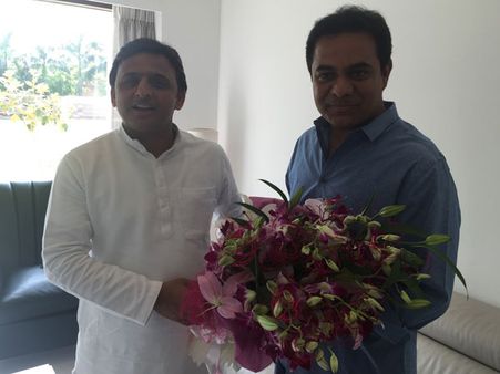 దేశానికే ఆదర్శం: వాటర్‌గ్రిడ్‌పై సిఎం అఖిలేష్, కెటిఆర్‌కు ములాయం మెచ్చుకోలు(పిక్చర్స్)