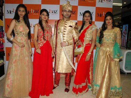 వెడ్డింగ్ కలెక్షన్స్‌లో మెరిసిన మోడళ్లు(పిక్చర్స్)