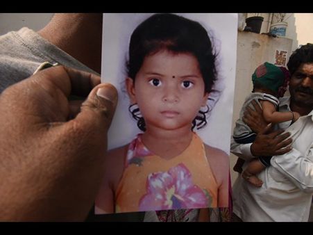 దారుణం: దిండుతో అదిమి.. కత్తిపీటతో గొంతు కోసి చంపేశారు (ఫోటోలు)