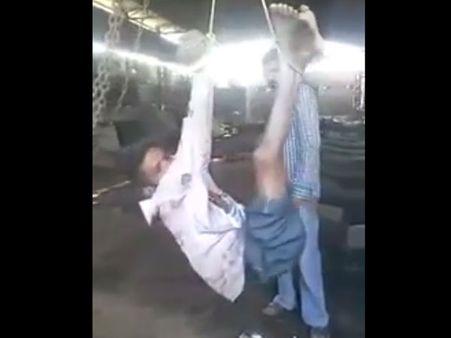 తలక్రిందులుగా వేలాడదీసి కొట్టి చంపారు (వీడియో)