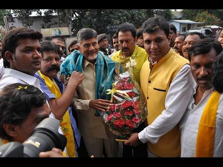 బాబుకు ఘన స్వాగతం: టీడీపీ గ్రేటర్ అధ్యక్షుడిగా మాగంటి(ఫోటోలు)