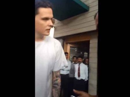 కాలుపై దేవత టాట్టూ: బెంగళూర్లో ఆస్ట్రేలియా జంటపై దాడి