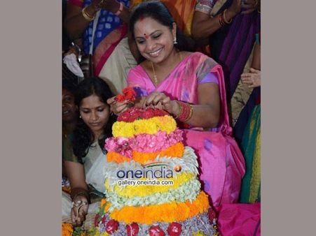 బతుకమ్మ ఊరేగింపు: కవిత, పద్మా దేవేందర్ రెడ్డి పూజలు