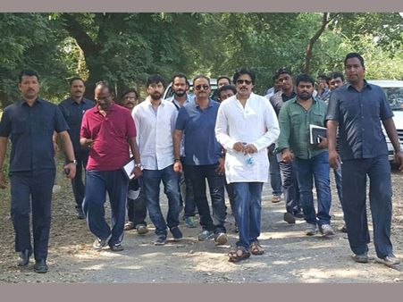 అమరావతి శంకుస్థాపనకు డుమ్మా కొట్టిన పవన్ కళ్యాణ్: షూటింగ్‌లో బిజీ బిజీ