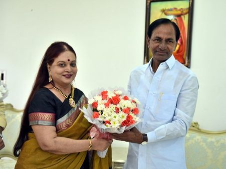 కెసిఆర్‌ను కలిసిన సూపర్ స్టార్ కృష్ణ: విపక్షాలపై కల్వకుంట్ల కవిత ఫైర్