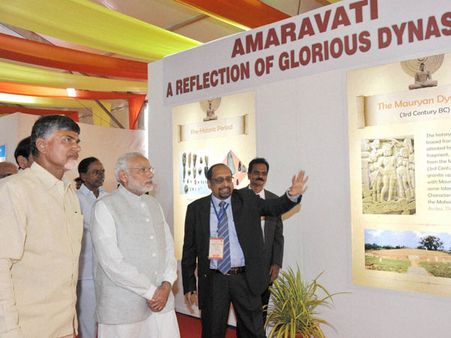 ప్రత్యేకతలివే: అమరావతి ఫోటో గ్యాలరీని ఆసక్తిగా తిలకించిన ప్రధాని మోడీ