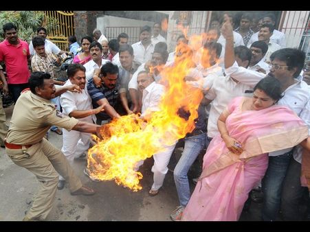 'హోదా'పై నిరసనలు: మోడీ దిష్టిబొమ్మ దగ్ధం, 'మోడీ, బాబు జోడి.. ఏపీకి బోడీ' (ఫోటోలు)