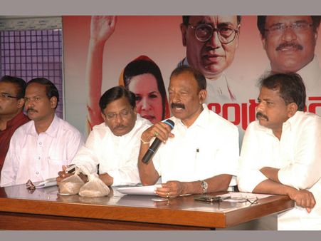 మోడీ 'మట్టి' రాజకీయం: 'ఏపీకి ప్రత్యేక సాధన కోసం కాంగ్రెస్ మట్టి సత్యాగ్రహం'