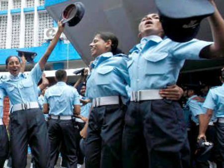  2017కల్లా వైమానిక యుద్ధ రంగంలో మహిళా పైలట్లు