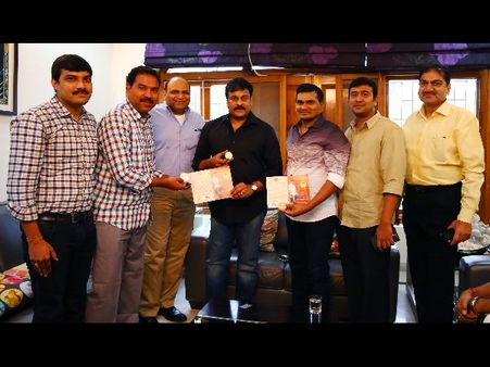 సన్మానం: చిరంజీవి పేరిట బంగారు నాణేలను విడుదల చేసిన కానా (ఫోటోలు)