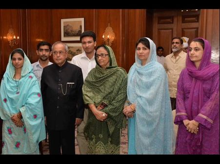 ప్రణబ్‌ను కలిసిన గీత: భవిష్యత్ బాగుండాలని కేజ్రీ ఆకాంక్ష