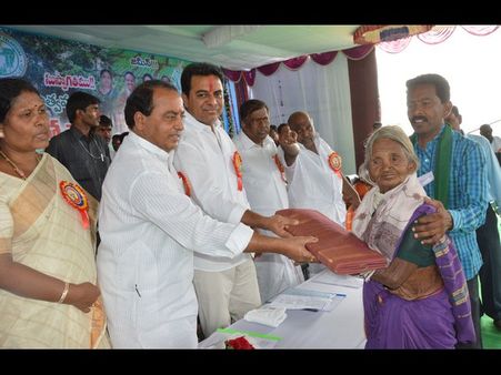 గిరిజన పోరాట యోధుడంటే ఏపీకి చెందిన అల్లూరేనా: భీం వర్ధంతి సభలో కేటీఆర్ (ఫోటోలు)