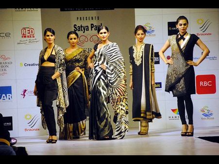 ఫ్యాషన్ వీక్: అందగత్తెల హొయలు(పిక్చర్స్)