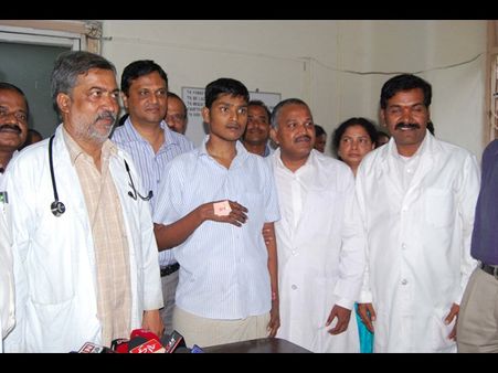 దేశంలోనే తొలిసారి: యువకుడికి ‘లివర్ ఆటో ట్రాన్స్‌ప్లాంటేషన్’ చేసిన ఉస్మానియా వైద్యులు(పిక్చర్స్)