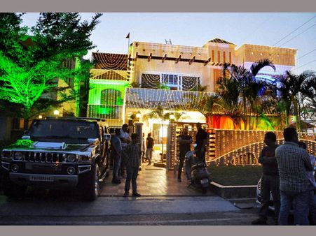 కెమెరామెన్లపై బౌన్సర్ల దాడి, హర్భజన్ సారీ: అరెస్టు