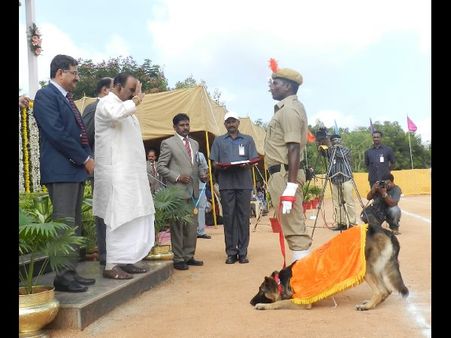పసిగట్టేస్తాయి: మంత్రి నాయినికి స్నిఫ్ఫర్ డాగ్స్ వందనం(పిక్చర్స్)