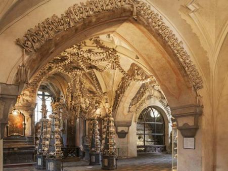 ఆ చర్చిలో 40వేల ఆస్థిపంజరాలు!(వీడియో)