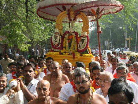 ఢిల్లీలో శ్రీవారి వైభవం: అద్వానీ సంతోషం, ఇక్కడే ఆశీస్సులు పొందండి: వెంకయ్య