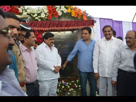 ఐటీ కారిడార్‌లో తాగునీటి పైప్‌లైన్‌కు శంకుస్థాపన(పిక్చర్స్)