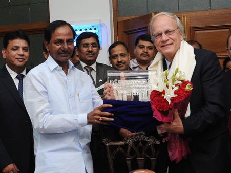 దేశంలోనే అతిపెద్ద టవర్‌కు చైనా సహకారం, నెదర్లాండ్ ఆసక్తి: కెసిఆర్‌తో భేటీ(పిక్చర్స్)