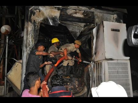 సెల్‌టవర్‌లో అగ్ని ప్రమాదం: కోటి ఆస్తి నష్టం (ఫోటోలు)