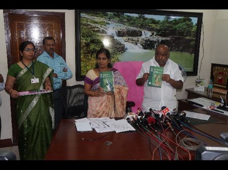 నేనూ అడవిపందుల బాధితుడినే: మంత్రి జోగు రామన్న(పిక్చర్స్)