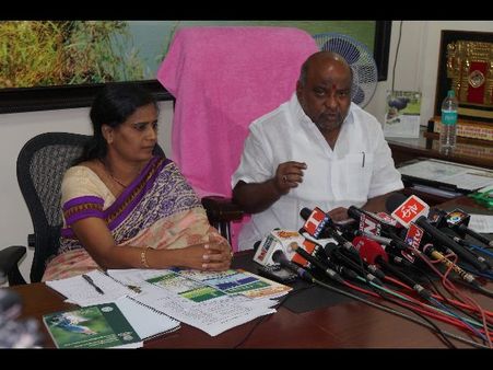 రేవంత్ రెడ్డి జోకర్: జోగు రామన్న, ఆంధ్రజ్యోతి రాధాకృష్ణపై విచారణకు ఆదేశం