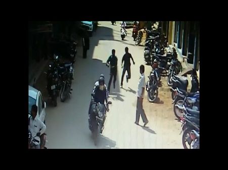 పోలీసుల కాల్పులు: చైన్ స్నాచర్లలో ఒకరికి బుల్లెట్ గాయం?