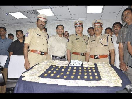 గోల్డ్ స్మగ్లింగ్‌కు వాట్సప్ వాడేస్తున్నారు!: 4గురు స్మగ్లర్ల అరెస్ట్, రూ.16లక్షలు సీజ్(పిక్చర్స్)