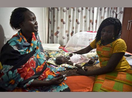 37మంది మృతి: విమాన శిథిల్లాలో ప్రాణాలతో చిన్నారి (ఫొటో)