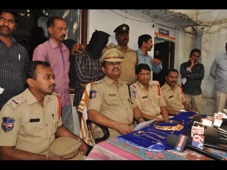 జల్సాలకు మరిగి చోరీలు చేసిన బిటెక్ విద్యార్థి (ఫొటోలు)