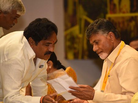 వరంగల్‌లో ప్రచారానికి రండి: ఎర్రబెల్లితో మాట్లాడి చెబుతానన్న బాబు..!(ఫోటోలు)