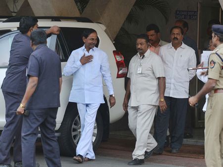 (ఫోటోలు): చాన్నాళ్లకు సచివాలయానికి కెసిఆర్, 'సికింద్రాబాద్' కొత్త తలనొప్పి