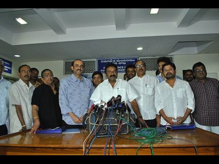 ‘నంది’ అవార్డు పేరు మారనుంది: ఇకపై ఆన్‌లైన్‌లోనే సినిమా టికెట్లు? (ఫోటోలు)