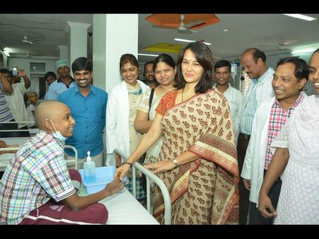 క్యాన్సర్ చిన్నారులకు నటి అమల భరోసా(ఫోటోలు)