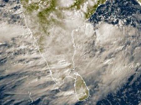 దక్షిణా కోస్తాలో భారీ వర్షాలు: తిరుమలలో విరిగిపడుతున్న కొండచరియలు