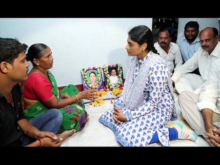 వరంగల్ ప్రచారానికి వైయస్ షర్మిల దూరం: ఎందుకు?