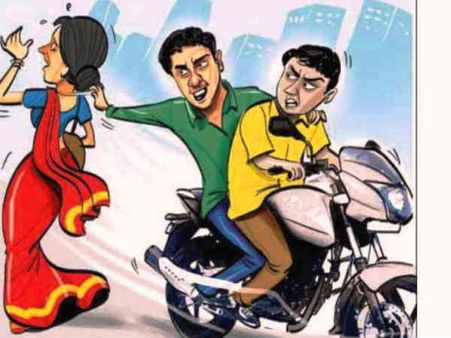 రెచ్చిపోయిన చైన్‌స్నాచర్లు: ఆస్పత్రికి వెళ్తున్న మహిళ గొలుసు చోరీ, మహిళకు గాయాలు