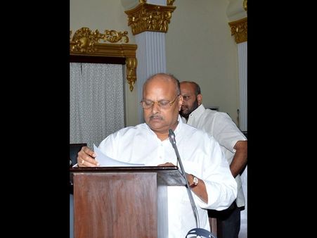 డబ్బుల్లేవ్, ఎవరూ అడగొద్దు: యనమల, ఉద్యోగుల జీతానికి ఇబ్బంది ఉండదు