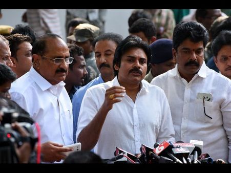 పవన్‌కు భలే బాబు మర్యాద: ఏమిటీ కథ? (పిక్చర్స్)
