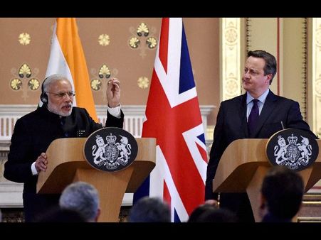 అసహనంపై బ్రిటన్‌లో మోడీ: ప్రతిపక్షాల వ్యంగ్యం