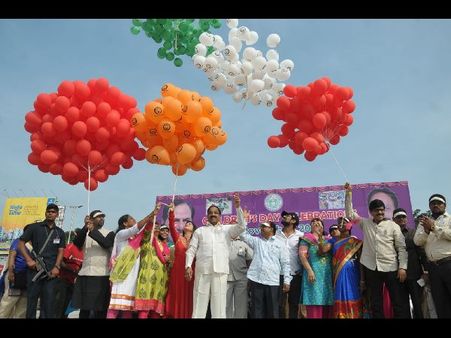 బెలూన్లు ఎగరేసి, సైకిల్ ర్యాలీని ప్రారంభించిన హీరో వరుణ్ సందేశ్ (ఫోటోలు)